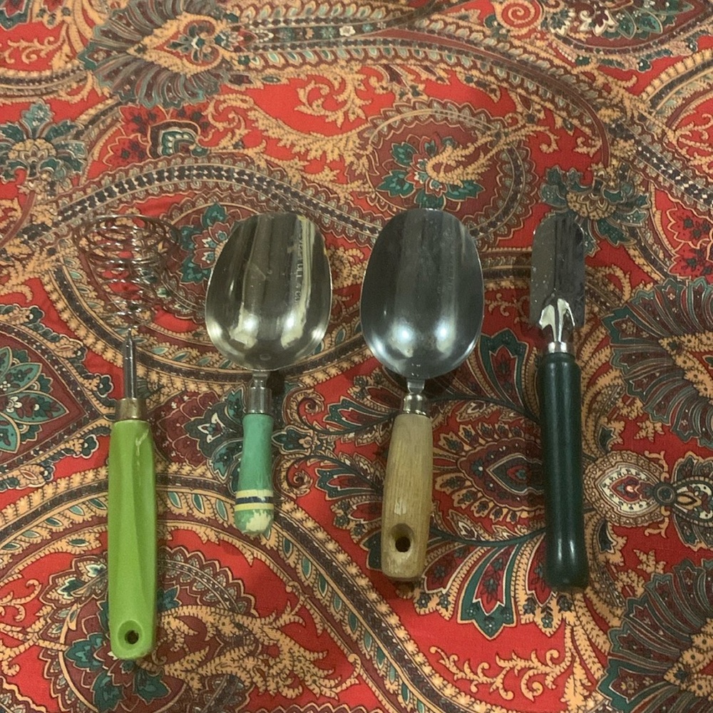 Bundle of 4 vintage kitchen tools. Mixed brands. See photos for details. Bundle